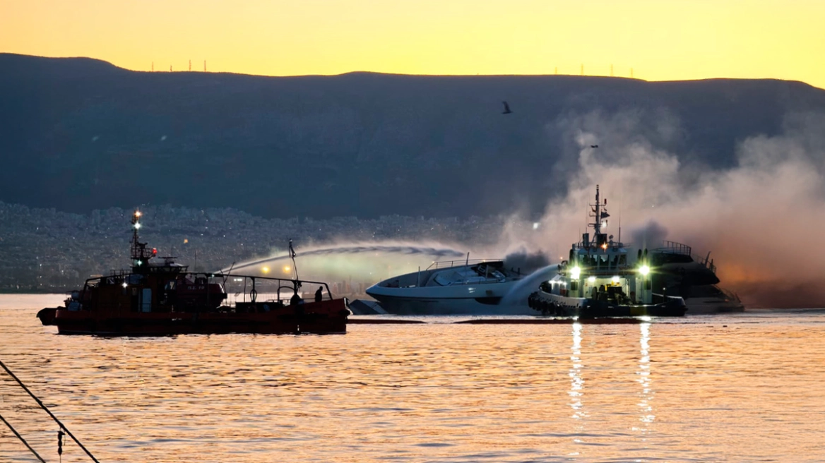 Φωτιά σε τέσσερα σκάφη στη Μαρίνα Ζέας: Βυθίστηκαν όλα ΦΩΤΟ-ΒΙΝΤΕΟ