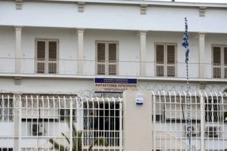 Δυτ. Ελλάδα: Στην ψυχιατρική κλινική των φυλακών Κορυδαλλού η 49χρονη που αποπειράθηκε να σκοτώσει τον πατέρα της - Τι θα γίνει με το ανήλικο παιδί της