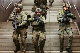 Ακροβολιστές στο μετρό του Βερολίνου: Στρατιωτική άσκηση με σενάριο αστικού πολέμου