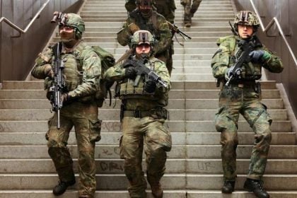 Ακροβολιστές στο μετρό του Βερολίνου: Στρατιωτική άσκηση με σενάριο αστικού πολέμου