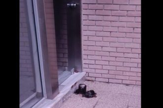 Γκαζάκι στα γραφεία της «Ομάδας Αλήθειας» στην Παλλήνη