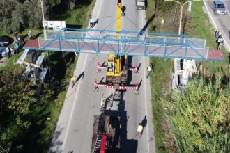 Αγρίνιο: Επανατοποθετήθηκε η πεζογέφυρα που είχε γκρεμίσει φορτηγό ΦΩΤΟ