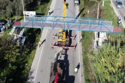 Αγρίνιο: Επανατοποθετήθηκε η πεζογέφυρα που είχε γκρεμίσει φορτηγό ΦΩΤΟ