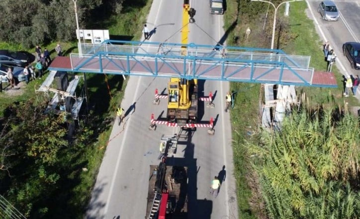 Αγρίνιο: Επανατοποθετήθηκε η πεζογέφυρα που είχε γκρεμίσει φορτηγό ΦΩΤΟ