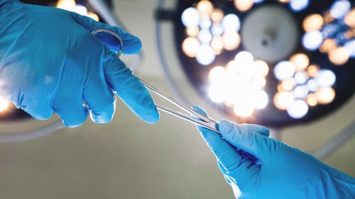 Πάτρα: Κατήγγειλε χειρουργό και τη βοηθό του για περιττή… επέμβαση - Δικογραφία από την ΕΛ.ΑΣ