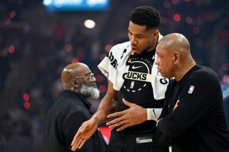 Τραυματίστηκε ο Αντετοκούνμπο στην ήττα των Μπακς στο Κλίβελαντ