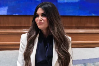 «Πρέσβης» ή «πρέσβειρα» για την Γκιλφόιλ;