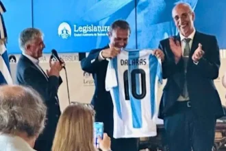 Ο Γιώργος Νταλάρας στην Αργεντινή – Του χάρισαν τη θρυλική φανέλα με το «10»