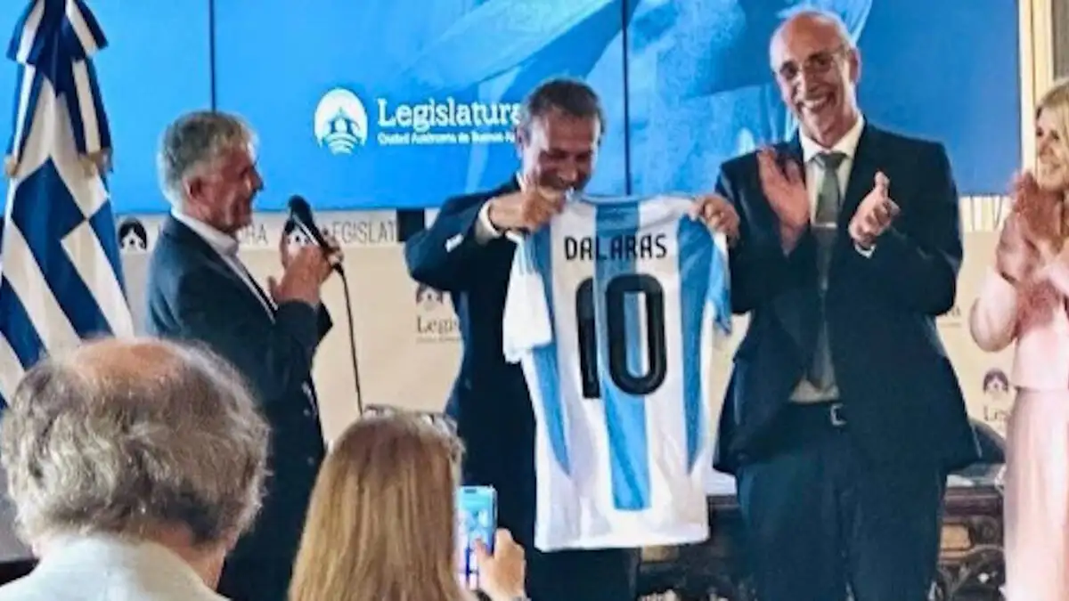 Ο Γιώργος Νταλάρας στην Αργεντινή – Του χάρισαν τη θρυλική φανέλα με το «10»
