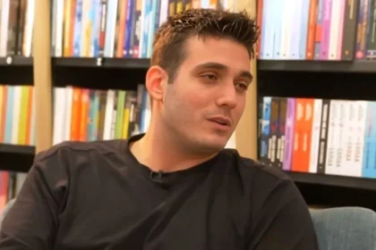 Γιώργος Κακοσαίος: Το ποδόσφαιρο, η δραματική σχολή που άφησε στη μέση και η αγάπη του για το τραγούδι