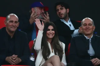 Η Κίμπερλι Γκιλφόιλ στο ΣΕΦ με τους αδελφούς Αγγελόπουλους για να δει το Ολυμπιακός - Ζαλγκίρις