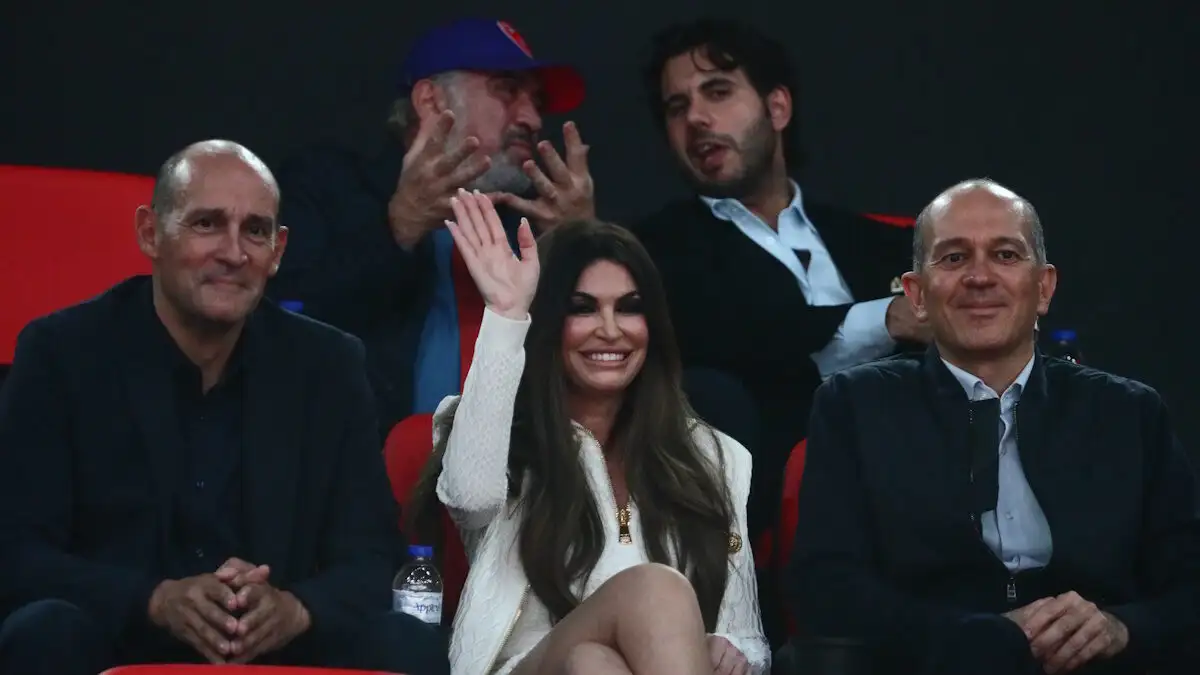 Η Κίμπερλι Γκιλφόιλ στο ΣΕΦ με τους αδελφούς Αγγελόπουλους για να δει το Ολυμπιακός - Ζαλγκίρις