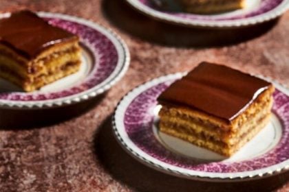 Γλυκό ταψιού με καρύδια και μαρμελάδα βερίκοκο