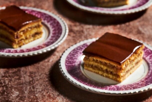 Γλυκό ταψιού με καρύδια και μαρμελάδα βερίκοκο