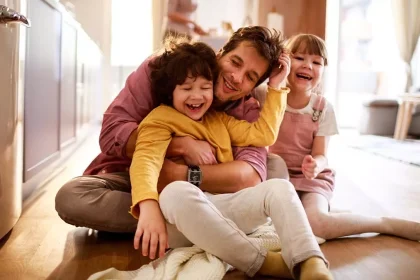 Γονείς: 6 σημάδια ότι το παιδί μεγαλώνει σε ένα ευτυχισμένο σπίτι