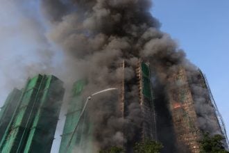 Χονγκ Κονγκ: Τουλάχιστον 4 νεκροί από τη φωτιά σε πολυώροφο συγκρότημα κατοικιών – Παλεύουν με τις φλόγες οι πυροσβέστες