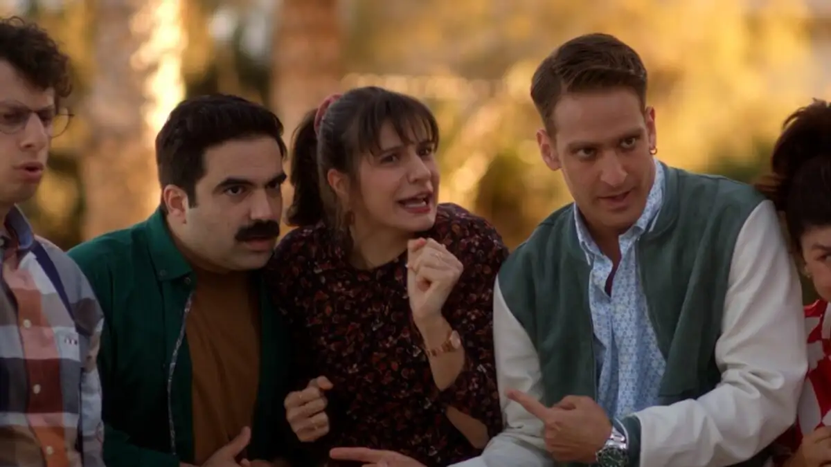 Hotel Elvira: Παρατηρητής πουλιών και πελάτης του ξενοδοχείου βλέπει τον Θεμιστοκλή να πηγαίνει για κυνήγι