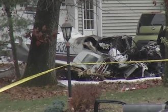 Νέα Υόρκη: Συντριβή μικρού αεροσκάφους έξω από σπίτι – Νεκρός ο πιλότος, ένας τραυματίας