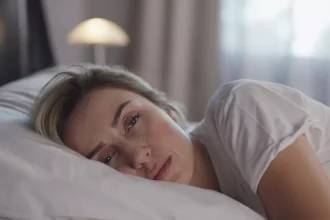 Ξυπνάτε στις 3 κάθε πρωί; Το κόλπο που υπόσχεται να κοιμηθείτε ξανά αμέσως