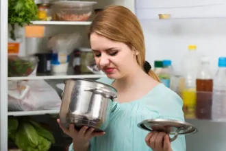 Περίσσεψε φαγητό; Πόσες μέρες μπορείτε να το κρατήσετε στο ψυγείο και πως να καταλάβετε ότι έχει χαλάσει