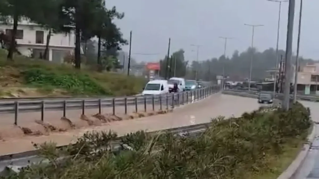 Κακοκαιρία: Εγκλωβίστηκαν οδηγοί στην Ηγουμενίτσα – Πλημμύρισαν δρόμοι στην Κέρκυρα