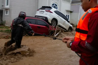 «Πνίγηκαν» από τις πλημμύρες Ινδονησία, Σρι Λάνκα και Ταϊλάνδη – Εκατοντάδες νεκροί (ΦΩΤΟ)