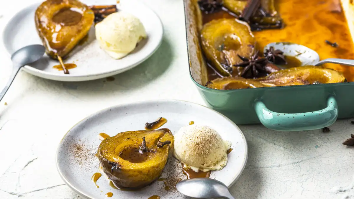 Συνταγή για αχλάδια καραμελωμένα με μαύρη ζάχαρη κανέλα και βανίλια