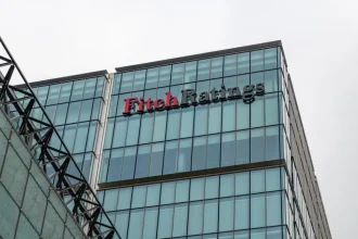 Τι σημαίνει η αναβάθμιση της πιστοληπτικής ικανότητας της ελληνικής οικονομίας από τον Fitch