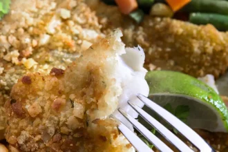 Φιλέτο ψαριού σε κρούστα από παρμεζάνα και φρυγανιά