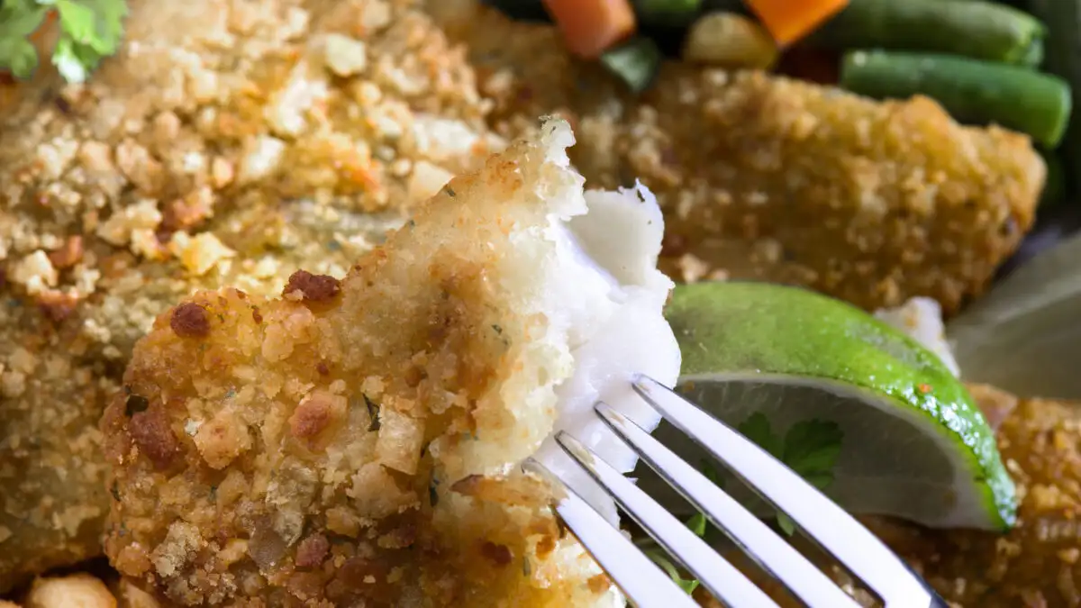 Φιλέτο ψαριού σε κρούστα από παρμεζάνα και φρυγανιά