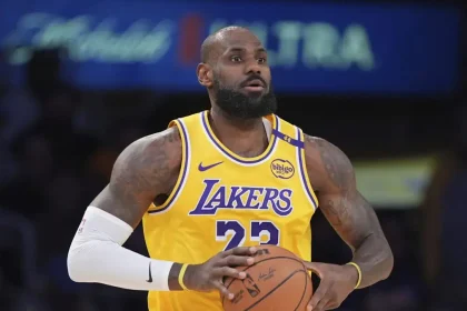 Ο Λεμπρόν Τζέιμς επιστρέφει από τον τραυματισμό του και ετοιμάζεται να μπει στην 23η σεζόν του στο NBA