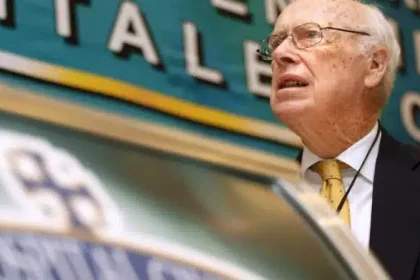 Πέθανε ο Τζέιμς Γουότσον, ο νομπελίστας που ανακάλυψε τη δομή του DNA - Το επεισόδιο και ο ξυλοδαρμός του στην Πάτρα το 2011 - ΒΙΝΤΕΟ