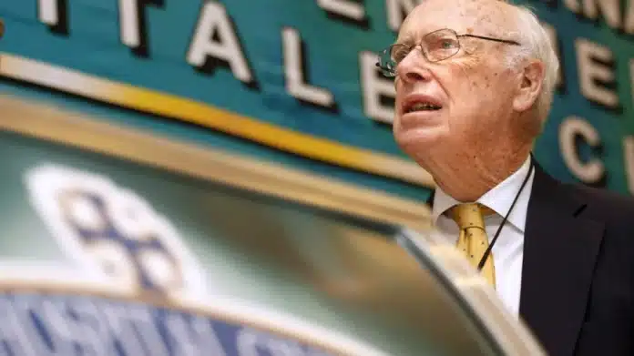 Πέθανε ο Τζέιμς Γουότσον, ο νομπελίστας που ανακάλυψε τη δομή του DNA - Το επεισόδιο και ο ξυλοδαρμός του στην Πάτρα το 2011 - ΒΙΝΤΕΟ