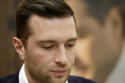 Γαλλία: Πέταξαν αλεύρι στον ηγέτη του ακροδεξιού «Εθνικού Συναγερμού» ΒΙΝΤΕΟ