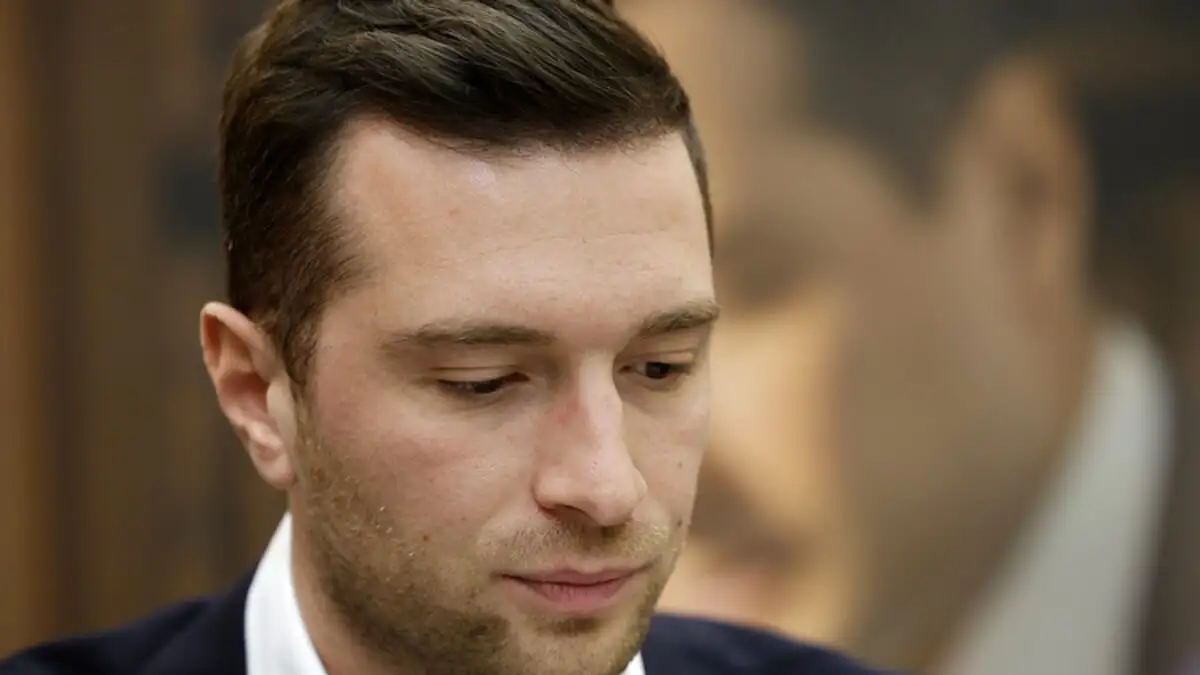 Γαλλία: Πέταξαν αλεύρι στον ηγέτη του ακροδεξιού «Εθνικού Συναγερμού» ΒΙΝΤΕΟ