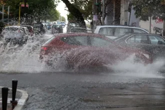 Κακοκαιρία Adel: Παραμένει η «κόκκινη» προειδοποίηση – Επικαιροποιήθηκε το έκτακτο δελτίο της ΕΜΥ, ισχυρές καταιγίδες μέχρι το Σάββατο