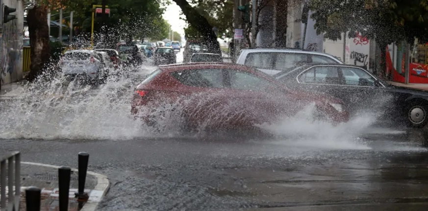 Κακοκαιρία Adel: Παραμένει η «κόκκινη» προειδοποίηση – Επικαιροποιήθηκε το έκτακτο δελτίο της ΕΜΥ, ισχυρές καταιγίδες μέχρι το Σάββατο