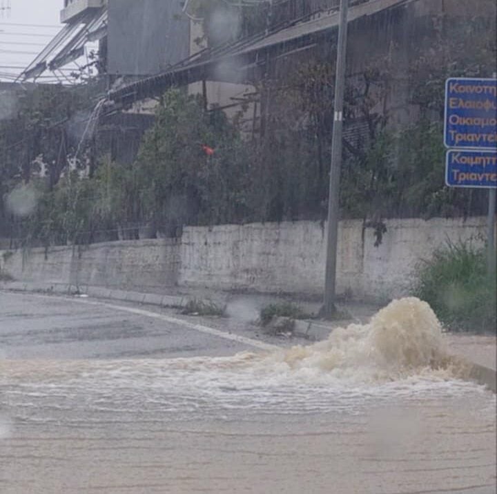 Προβλήματα από την κακοκαιρία στο Αγρίνιο (ΦΩΤΟ)