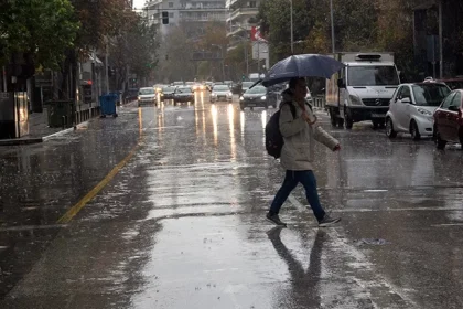 Καιρός: Νέες ισχυρές βροχές από το μεσημέρι της Κυριακής – Επικαιροποιήθηκε το έκτακτο δελτίο