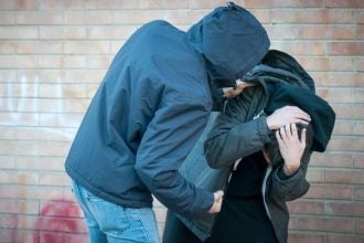 Νεαροί ξυλοκόπησαν και λήστεψαν 16χρονο