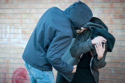 Νεαροί ξυλοκόπησαν και λήστεψαν 16χρονο