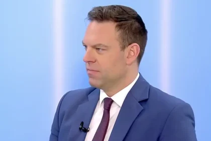 Κασσελάκης: Προσβολή για τα άλογα να λέμε ότι ο Τσίπρας έρχεται καλπάζοντας