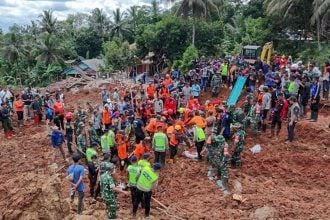 Ινδονησία: 11 νεκροί και 12 αγνοούμενοι από κατολίσθηση