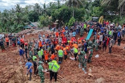 Ινδονησία: 11 νεκροί και 12 αγνοούμενοι από κατολίσθηση