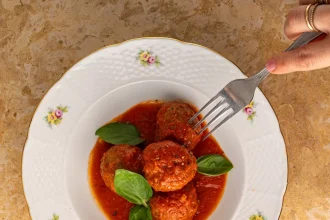 Κοκκινιστά κεφτεδάκια 