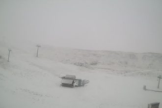 Έπεσαν τα πρώτα χιόνια στα χιονοδρομικά κέντρα του Πισοδερίου και της Βασιλίτσας