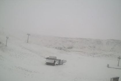 Έπεσαν τα πρώτα χιόνια στα χιονοδρομικά κέντρα του Πισοδερίου και της Βασιλίτσας