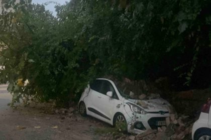 H κακοκαιρία «χτυπά» την Κέρκυρα: Κατέρρευσε τοιχίο και καταπλάκωσε αυτοκίνητα