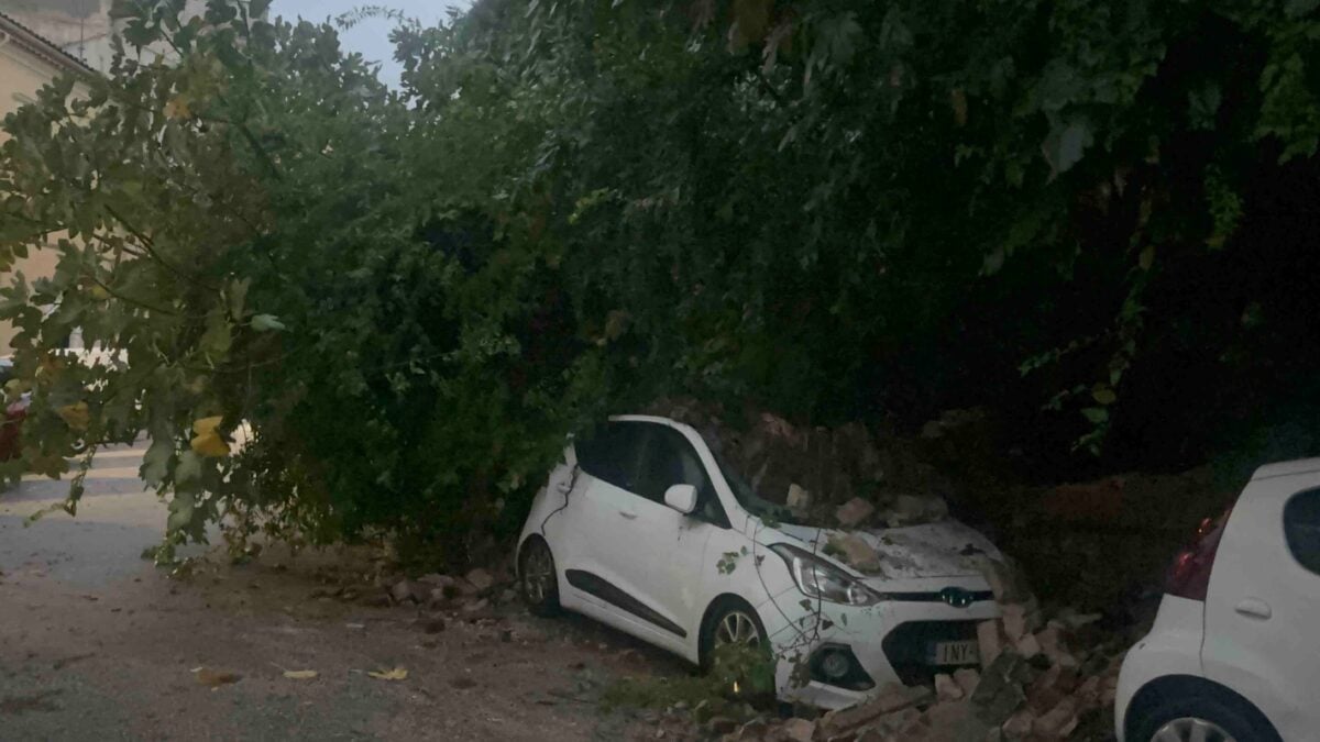 H κακοκαιρία «χτυπά» την Κέρκυρα: Κατέρρευσε τοιχίο και καταπλάκωσε αυτοκίνητα