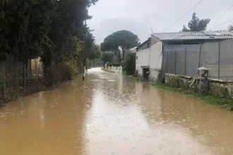 Κακοκαιρία: Εγκλωβίστηκαν οδηγοί στην Ηγουμενίτσα – Πλημμύρισαν δρόμοι στην Κέρκυρα